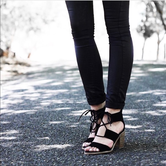 Boutique Shoes - Minimal Chunky Heel Gladiator Sandal